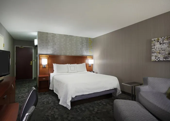 Courtyard Chicago St. Charles Hotel 3*