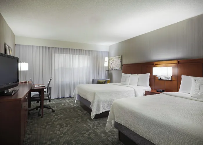 Courtyard Chicago St. Charles 3*