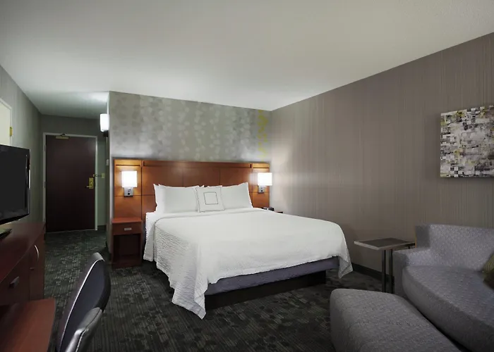 Courtyard Chicago St. Charles 3*
