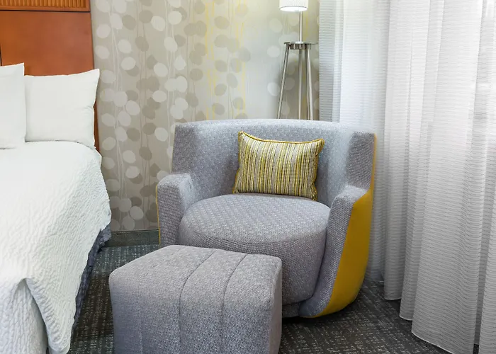 Courtyard Chicago St. Charles 3*