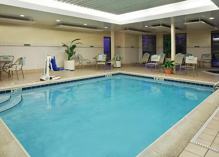 Courtyard Chicago St. Charles 3*